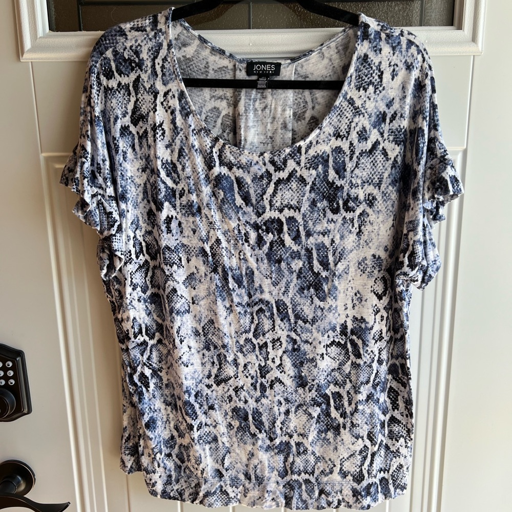 Jones New York Blue and White Snake Print Short Sleeve Top